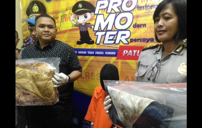 Kasat Reskrim AKP Ambuka Yudha HP bersama Kasubag Humas Polres Malang Kota Ipda Ni Made Marheni, saat rilis di Mapolres Malang Kota, Selasa (16/1). Foto: IWAN I/BANGSAONLINE