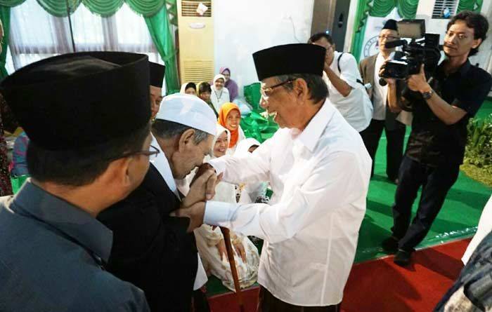 KH Maimun Zuabair (Mbah Moen) saat cium tangan KH A Hasyim Muzadi. foto: istimewa/BANGSAONLINE.COM
