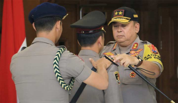 Kapolda Jatim Irjen. Pol. Drs. Luki Hermawan, M.Si. saat memimpin jalannya upacara sertijab.