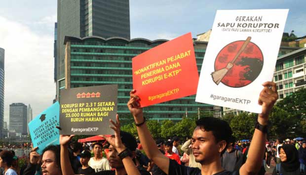 Sejumlah poster berisi tuntutan dibawa peserta aksi Gerakan Sapu Koruptor e-KTP di area Car Free Day di kawasan MH Thamrin, Jakarta (19/3).
