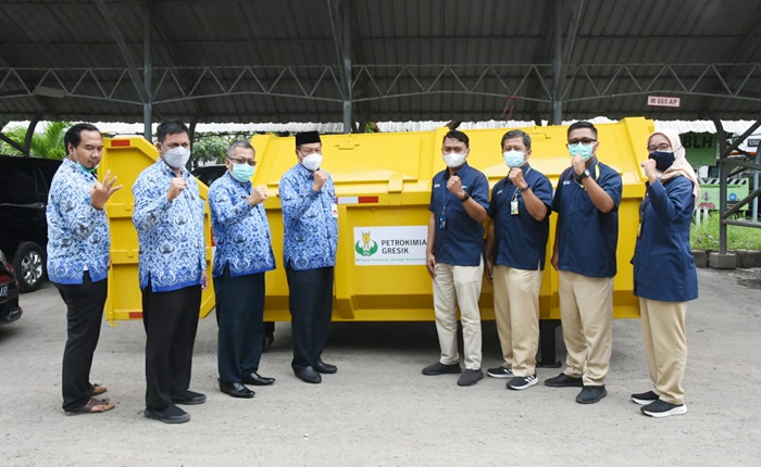 Bantu Kelola Limbah B3, Petrokimia Gresik Serahkan Kontainer Sampah ...