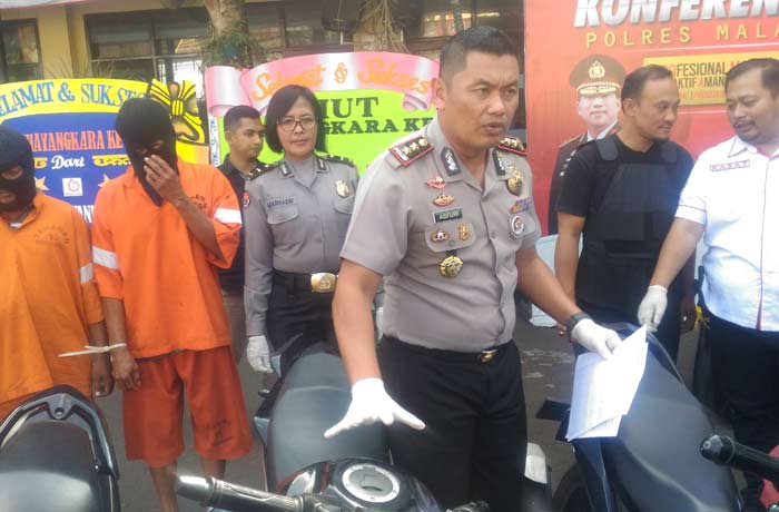 Kapolres Malang Kota AKBP Asfuri didampingi Kasubag Humas dan Kasat Reskrim saat menunjukan barang bukti berupa sepeda motor yang dicuri, Selasa (10/07). foto: IWAN/ BANGSAONLINE