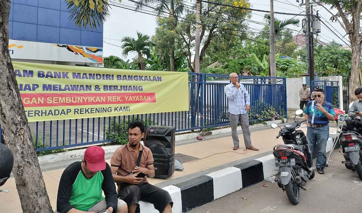 Massa aksi saat berada di Kantor Bank Mandiri Bangkalan.