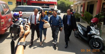 Tersangka bersama istri dan kedua pengacaranya usai diperiksa di Mapolres Malang. (Robert/BANGSAONLINE)