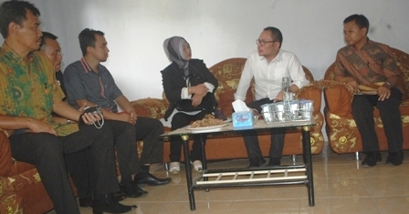 ARAHAN – Menaker M Hanif Dhakiri memberikan arahan kepada para pendidik SMK Kesehatan Bina Karya Medika Ponorogo, saat berkunjung ke sekolah itu, Rabu (25/3). foto: nur prihantoro/BANGSAONLINE