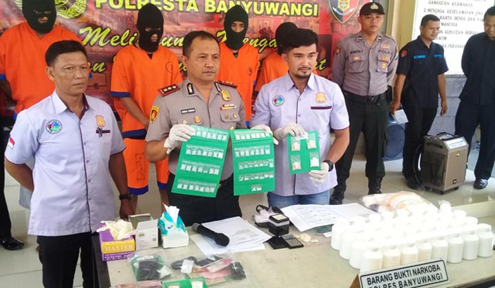 Kapolresta AKBP Arman Asmara ditemani Satnarkoba memamerkan BB sabu-sabu dari sindikat antarlapas.