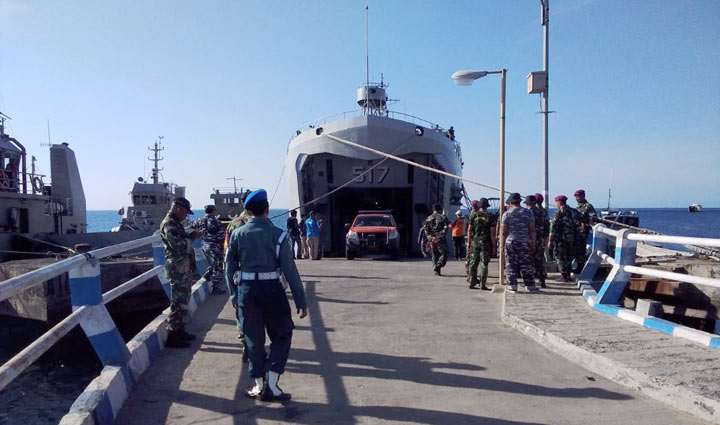 ?KRI Teluk Ende-517 saat sandar di Dermaga Tarebung Pulau Sapudi.