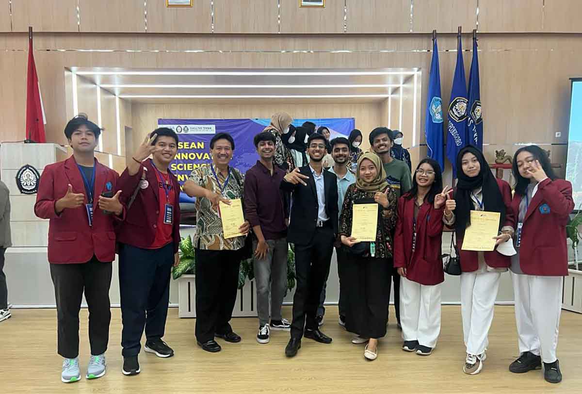 Sejumlah pelajar dari Jawa Timur yang membawa pulang medali emas di ajang AISEEF IYSA.