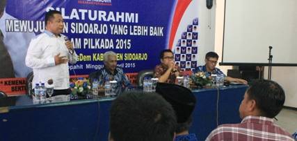 PAPARAN - H Abdul Kholik (berdiri) saat  memberikan paparan visi-misi dalam acara Silaturahim Mewujudkan Sidoarjo Yang Lebih Baik dalam Pilkada 2015 yang digelar DPD Partai NasDem Sidoarjo, Minggu (5/4). foto: musta