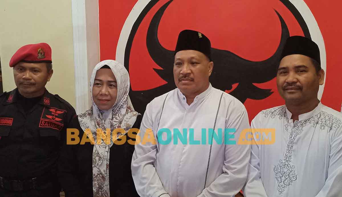 Ketua DPC PDIP Gresik, Mujid Riduan (tengah), bersama sekretaris dan bendahara. Foto: SYUHUD/BANGSAONLINE