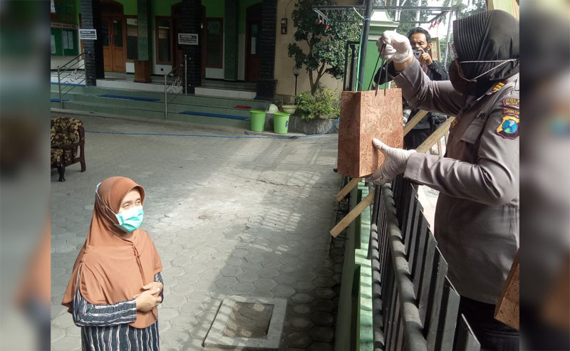 Petugas memberikan vitamin kepada warga Kelurahan Rembang yang menjalankan isolasi mandiri. 