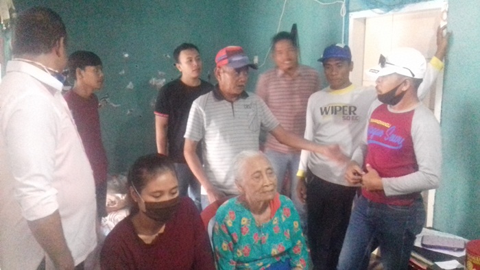 Mbok Suryo Tiami saat diperiksa penyidik di rumahnya dengan didampingi oleh Kuasa Hukumnya, Jando.