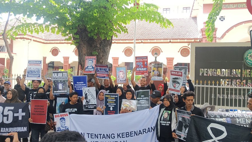 Keluarga korban tragedi kanjuruhan saat mengawal sidang restitusi di Pengadilan Negeri Surabaya
