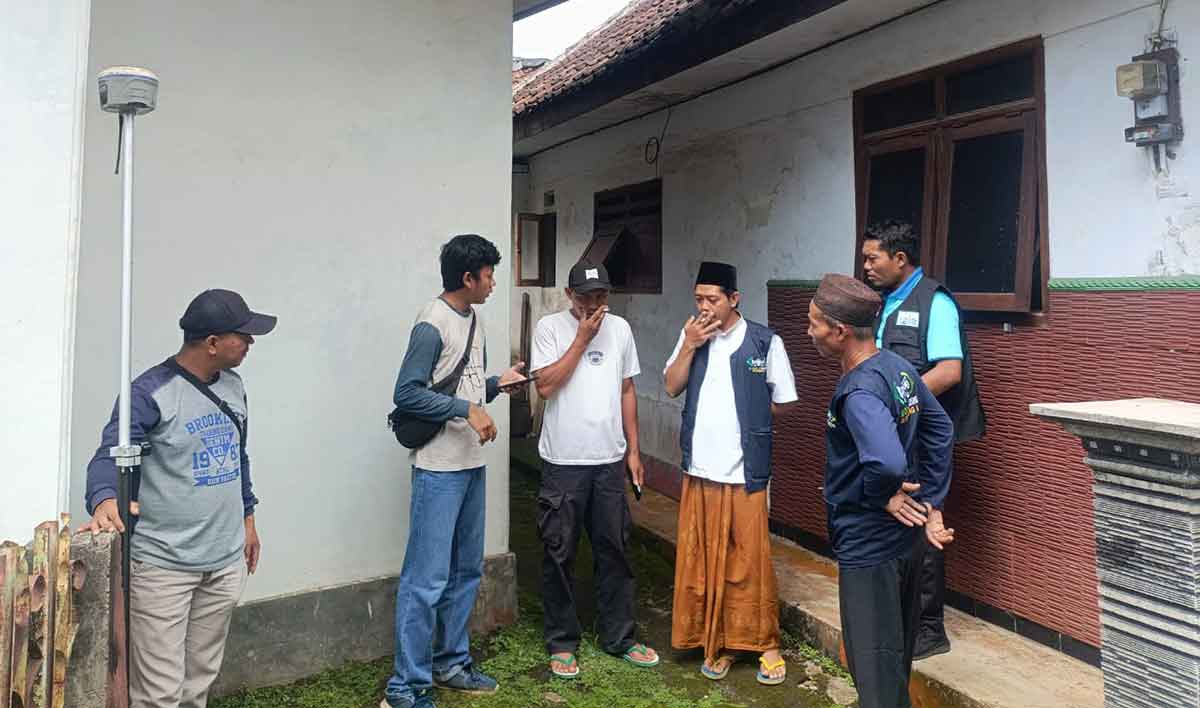 Perwakilan dari Seksi Survei dan Pemetaan Kantah Kabupaten Pasuruan saat melakukan pengukuran dan pemberkasan tanah wakaf di Prigen.