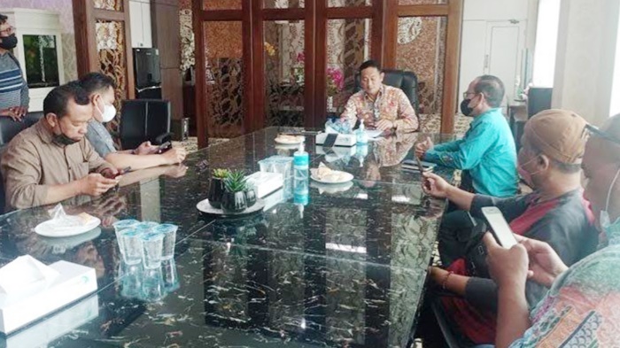 Bupati Yuhronur saat memberikan keterangan persnya.