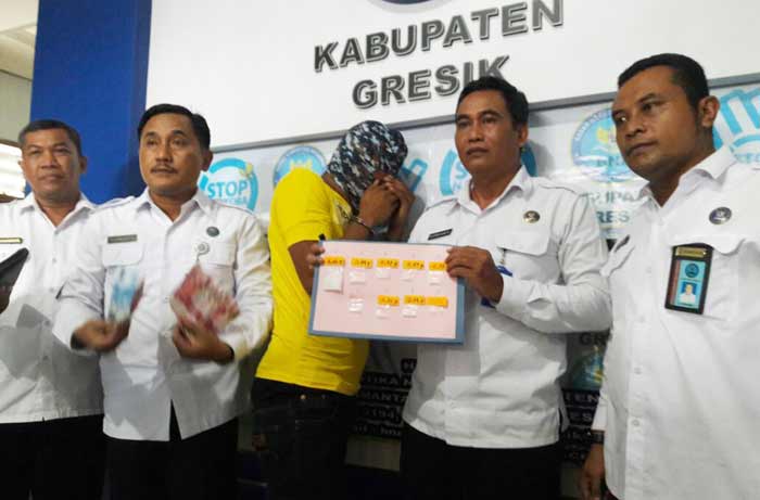 BNNK Gresik ketika ekspos pelaku dan barang bukti SS. foto: SYUHUD/ BANGSAONLINE