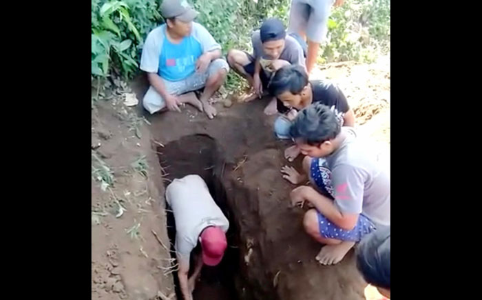 Proses penggalian makam berusia 10 tahunan dibantu warga.