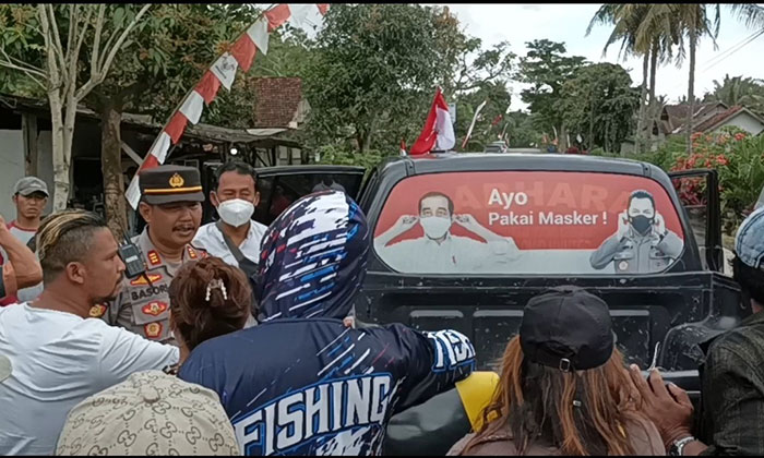 Masyarakat di Dusun Pancer, Desa Sumberagung, Kecamatan Pesanggaran, Banyuwangi, yang menolak tambang emas saat menghadang tim survey PT BSI.