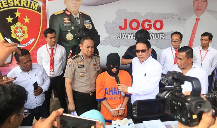 Ditreskrimum Polda Jatim menggelar konferensi pers pengungkapan kasus pencabulan terhadap anak-anak Tulungagung Senin (20/1). Tampak pelaku mengenakan penutup muka ikut dihadirkan.
