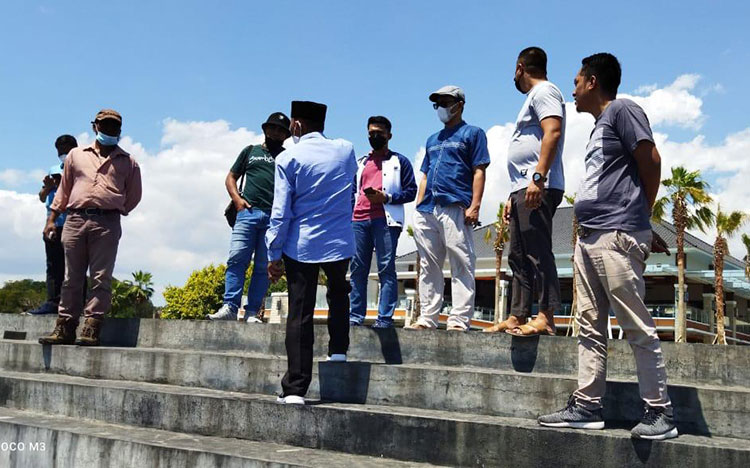 Pengurus KONI Situbondo saat mengecek pantai di Banyuglugur yang rencananya akan dijadikan tempat pelaksanaan cabor voli pantai. (foto: ist)