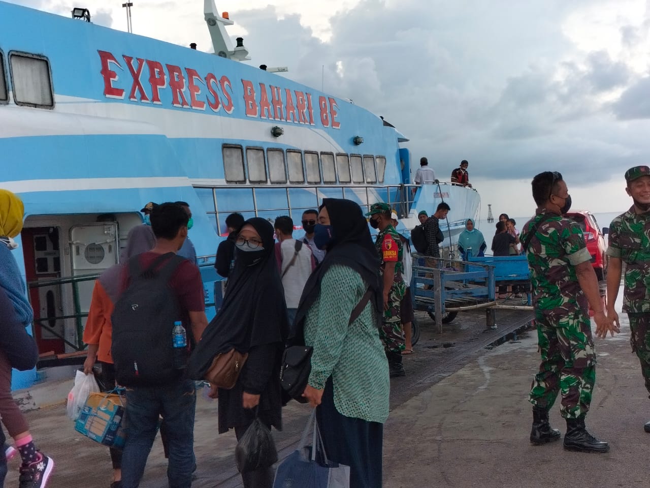 Para penumpang kapal di Pelabuhan Bawean sedang bersiap-sipa berangkat, Ahad (8/5/2022).  Foto: Agus Salimullah