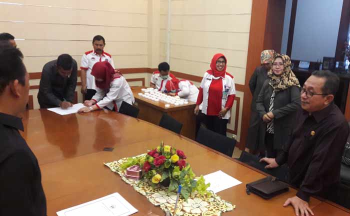 Para anggota DPRD Gresik saat menyerahkan sampel urine. foto: syuhud/ BANGSAONLINE