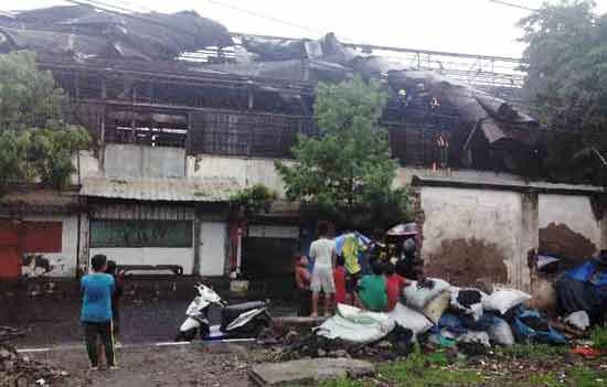 Sejumlah bangunan dan rumah warga atapnya berantakan.