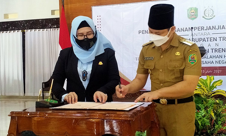 Penandatanganan perjanjian kerja sama antara Pemkab Trenggalek dan Kejaksaan Negeri (Kejari) Trenggalek tentang penanganan permasalahan hukum perdata dan hukum tata usaha negara digelar di Pendopo Manggala Praja Nugraha Kabupaten Trenggalek, Selasa (15/6/2021). (foto: HERMAN/ BANGSAONLINE)