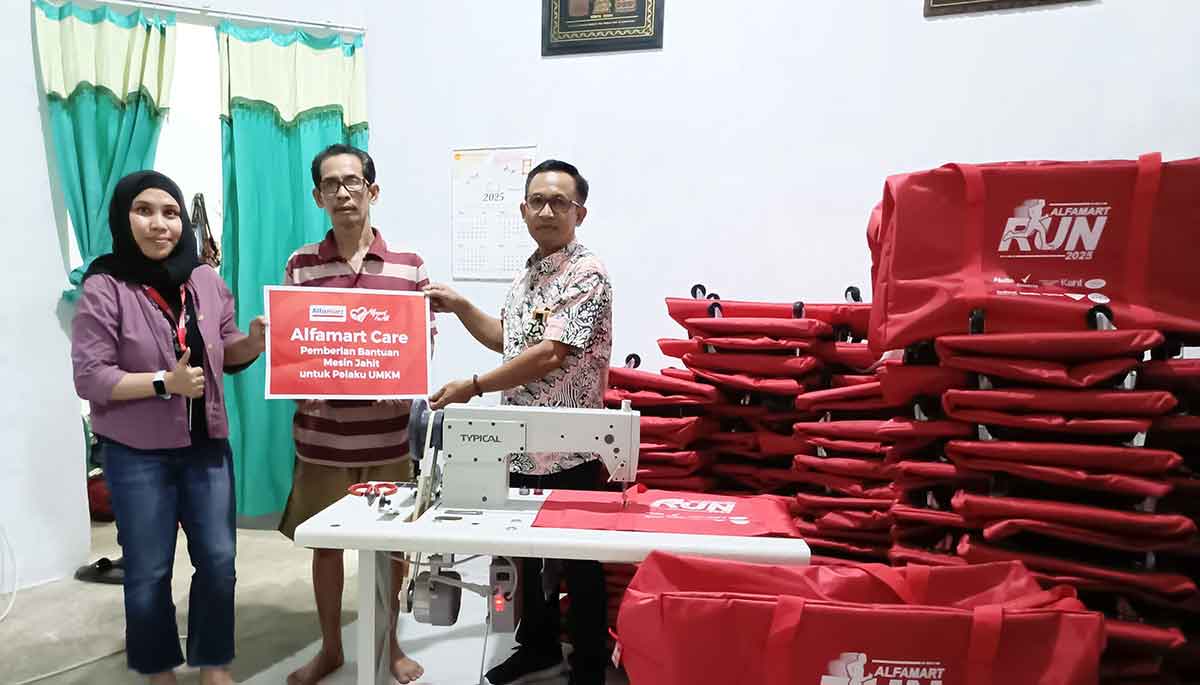 Alfamart Beri Bantuan ke Perajin Intako