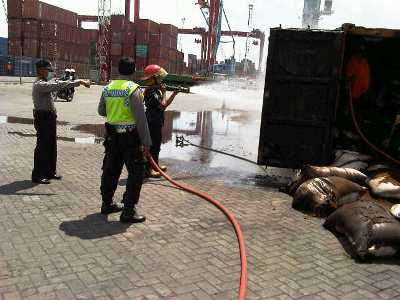 api berhasil dikuasai. foto:rusmiyanto/BANGSAONLINE