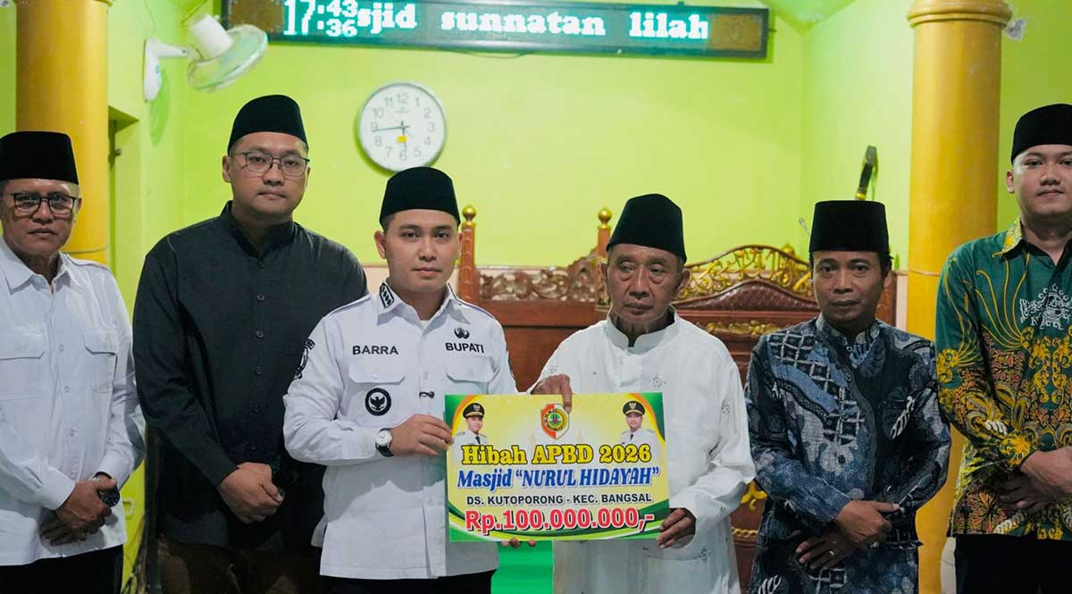 Bupati Mojokerto, Muhammad Al Barra, saat menyerahkan bantuan secara simbolis ke pengurus masjid.