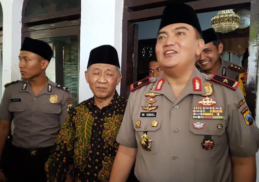 Wakapolda dan Kapolres Pasuruan ditemui KH. M. Sholehuddin, pengasuh Ponpes Ngalah. 