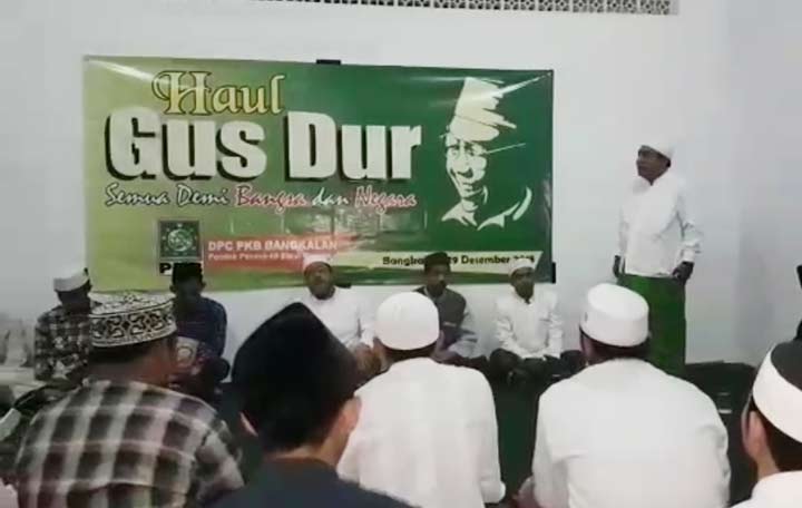 Drs. KH. Jamhuri ramah tamah sebelum pembacaan Yasin dan Tahlil bersama mengenang wafatnya KH. Abdurrahman Wahid pada tanggal 30 Desember 2009.