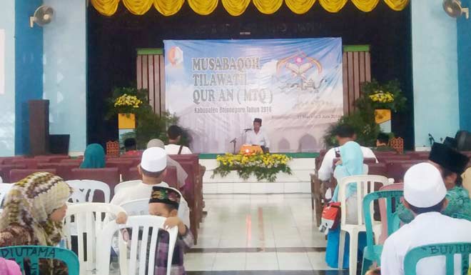Para peserta lomba tilawatil Quran tampak khusu