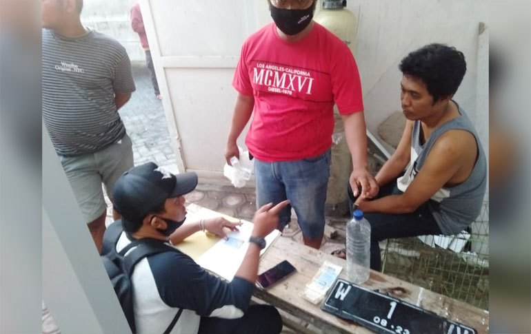 Petugas saat meminta keterangan kepada salah satu saksi di lokasi kejadian.