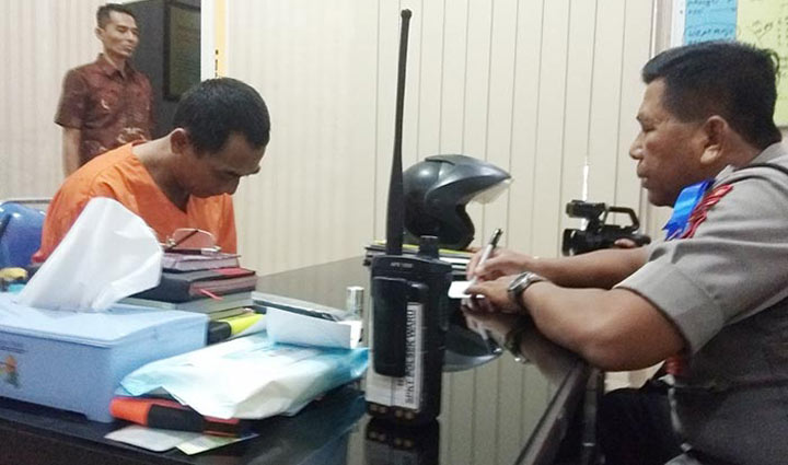 Pelaku saat dimintai keterangan petugas.