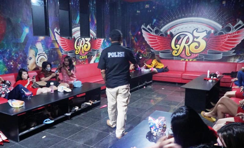 Petugas menyisir seluruh ruangan tempat hiburan malam, memeriksa identitas, dan melakukan tes urine kepada pengunjung tempat hiburan.