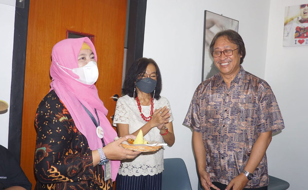 Purwa Caraka menyerahkan potongan tumpeng kepada Brand Manager Dyah Anggraini saat pembukaan Kantor Purwa Caraka Music Studio di Jalan Rantau No.05, GKB, Manyar, Gresik. foto: SYUHUD/ BANGSAONLINE