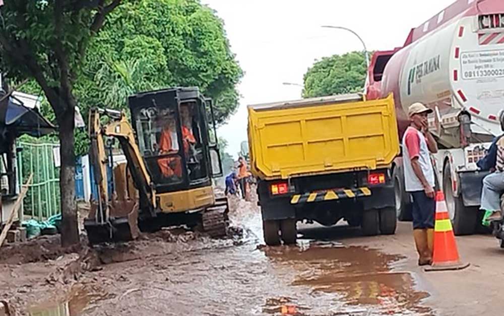 Proses pembersihan sisa-sisa lumpur yang terbawa saat banjir bandang melanda Rengel, Tuban. Foto: Detikcom