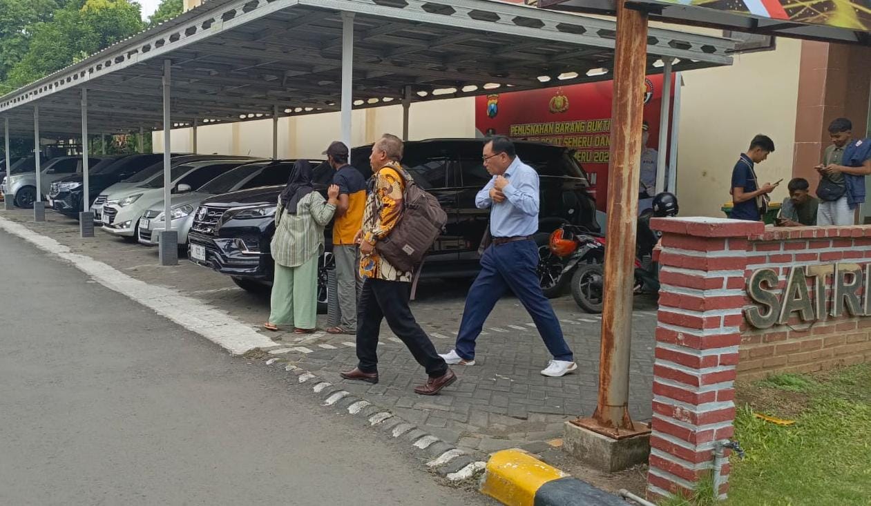 WNA Asal Australia (baju biru) terduga pelaku kasus KDRT Saat memasuki ruang pemeriksaan di satreskrim Polres Pasuruan 