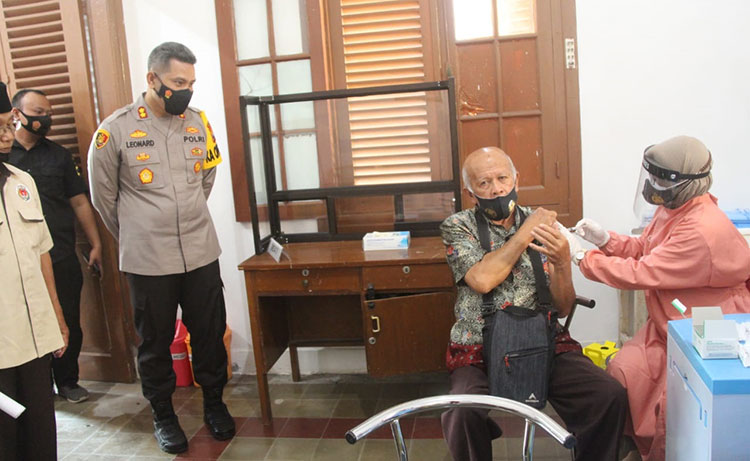 Ratusan Purnawirawan Polri Cabang Kabupaten Blitar menerima vaksinasi Covid-19. Pelaksanaan vaksinasi digelar di Klinik Pratama Polres Blitar di Kelurahan Babadan, Kecamatan Wlingi. (foto: ist)