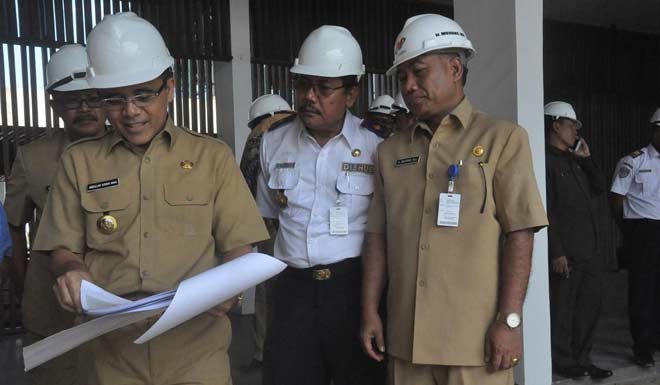Bupati Anas ketika memaparkan gambar bandara Blimbingsari, Banyuwangi. 