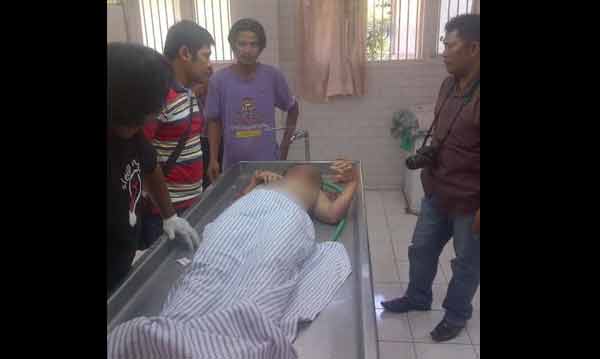 Mayat sujimah saat otopsi di RS Dr. Sutomo. foto: ist