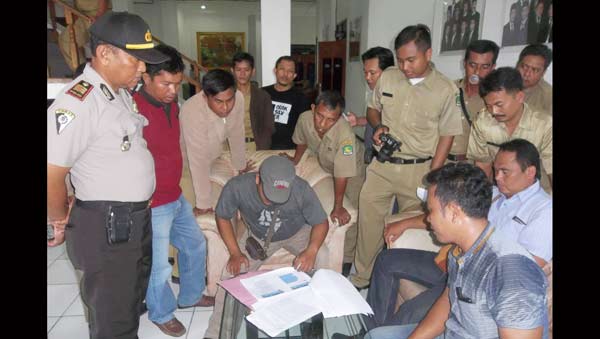 Desak Oknum PNS Dinkes Sumenep yang Selingkuh Dipecat, Puluhan Warga Lurug Gedung DPRD