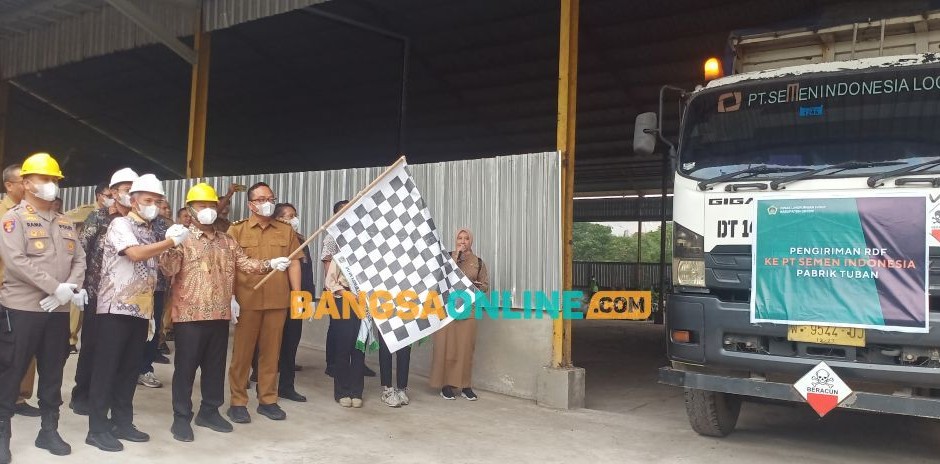  Bupati Gresik Fandi Akhmad Yani didampingi Wabup Asluchul Alif dan pejabat Forkopimda melepas truk pemuat sampah hasil RDF untuk bahan bakar Semen Gresik.foto: Syuhud/BANGSAONLINE.
