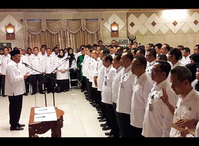 Bupati Sambari saat lantik pejabat. foto: SYUHUD/ BANGSAONLINE