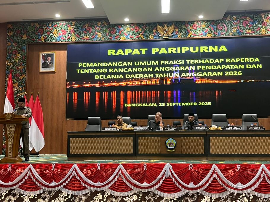 Wakil Ketua Fraksi PAN DPRD Bangkalan, Solihin saat membacakan tanggapan Pandangan Umum Nota Keuangan Tahun Anggaran APBD 2026 di Gedung DPRD Bangkalan