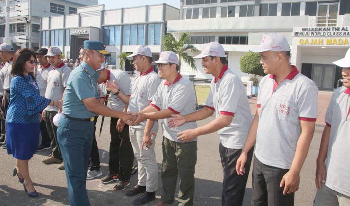 Pangkoarmada II Laksda TNI Mintoro Yulianto, S.Sos, M.Si menyalami para peserta MPLS.