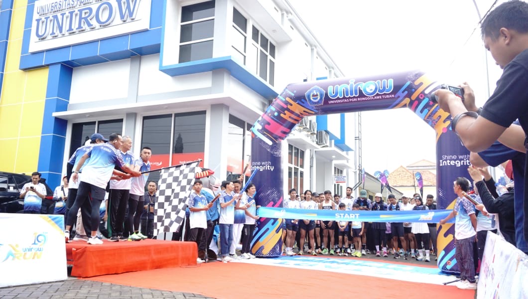 Prof. Dr. Warli, M.Pd, Rektor Unirow Tuban saat memberangkatkan peserta Unirow Fun Run 2026