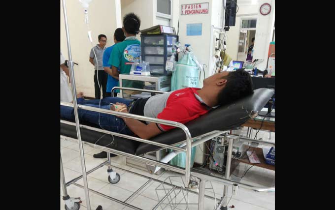 Korban Tolak Arifin (30), warga Desa Juglangan, Kecamatan Panji, saat di ruang UGD RSUD Abdoerrahem Situbondo.